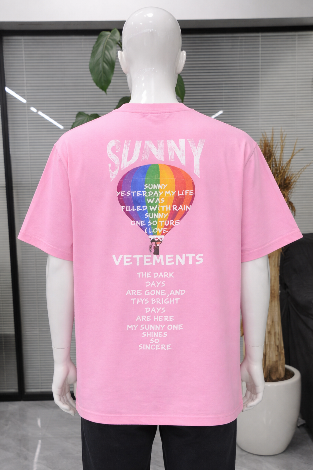 T-shirt Oversize Rose VETEMENTS “Sunny” – Coupe Oversize | Taille XL