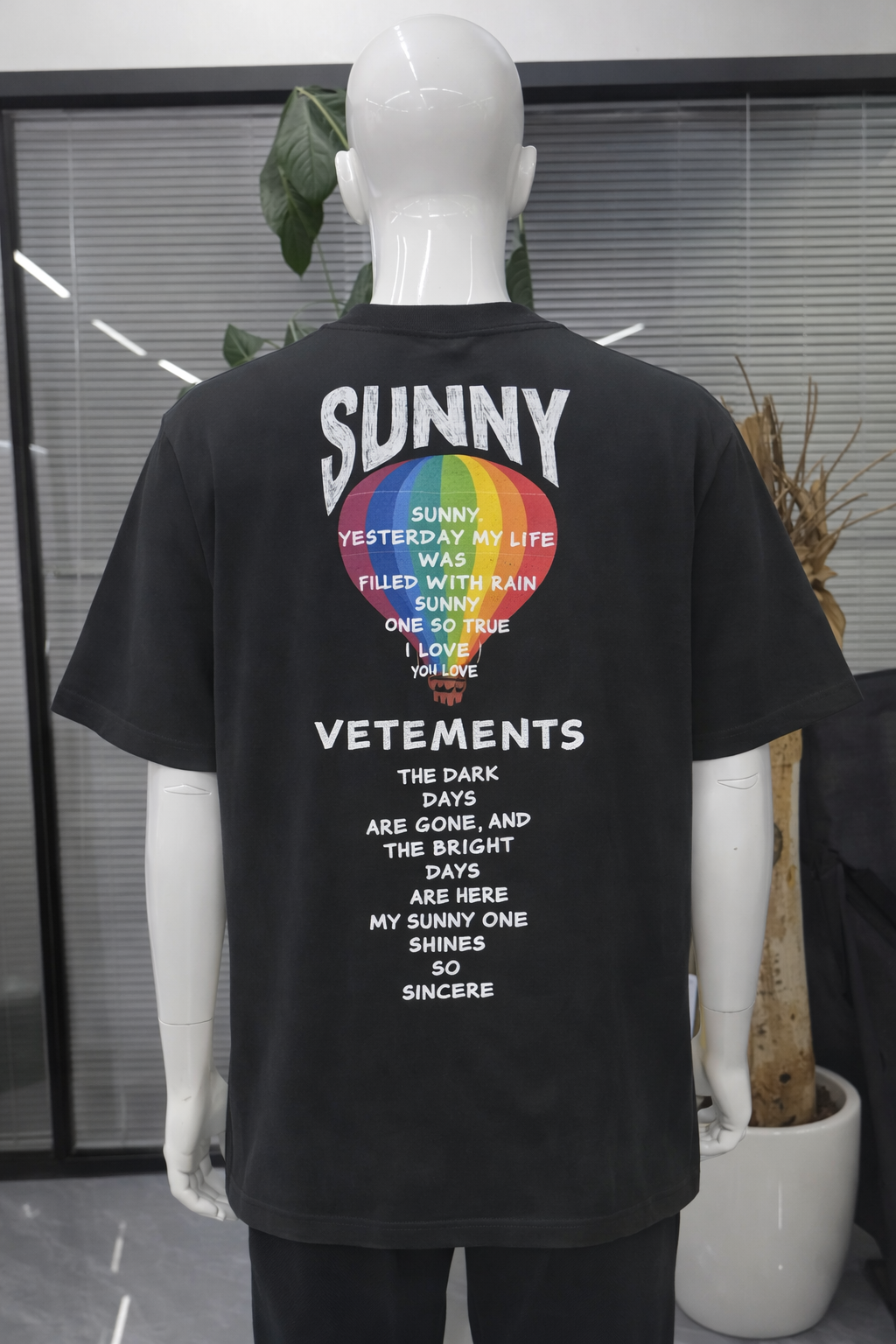 T-shirt Oversize Noir VETEMENTS “Sunny” – Print Graphique Multicolore | Taille XL